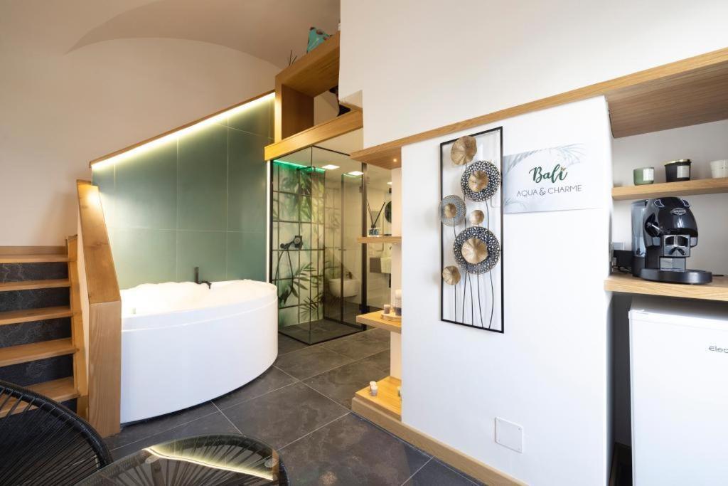 Bed and Breakfast Bali Aqua&Charme Гаета Екстер'єр фото